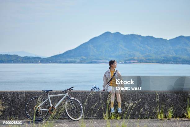 自らしまなみ海堂でサイクリングを楽しむ日本人女性