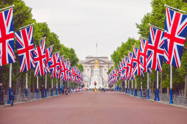 union jacks schmücken the mall zum platin-jubiläum der königin - elizabeth ii queen nobility british flag stock-fotos und bilder