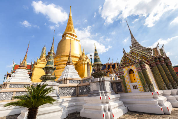 świątynia szmaragdowego buddy lub świątyni wat phra kaew, bangkok, tajlandia - sanam luang park zdjęcia i obrazy z banku zdjęć