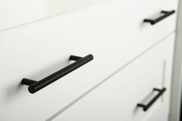 gavetas brancas do armário com alças pretas - cabinet door - fotografias e filmes do acervo