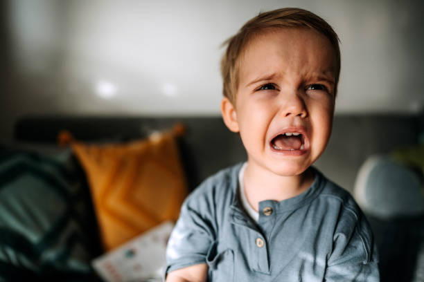 chorando bebê menino - crying grimacing facial expression human face - fotografias e filmes do acervo