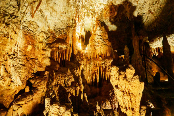 stalagtites em uma gigantesca caverna de estalactite vertical nas montanhas de ístria, croácia - carbonic acid - fotografias e filmes do acervo