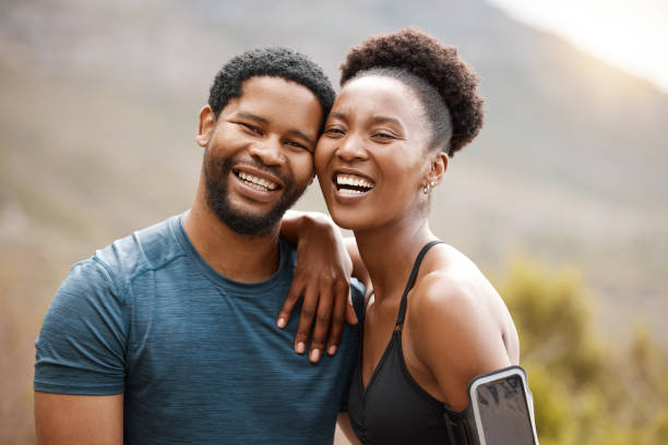 Closeup portrait fit african american couple smiling while exercising outdoors. Young athletic man and woman looking happy while taking a break from a workout outside. They love to exercise together retrato de primer plano se ajusta a la pareja afroamericana sonriendo mientras se hace ejercicio al aire libre. joven atleta y mujer que se ven felices mientras toman un descanso de un entrenamiento afuera. les encanta hacer ejercicio juntos