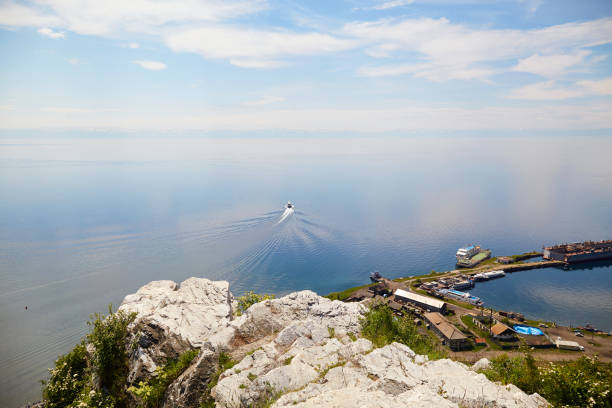 schöne aussicht vom berg bis zum hafen von baikal. baikalsee im sommer. - baikalsee stock-fotos und bilder