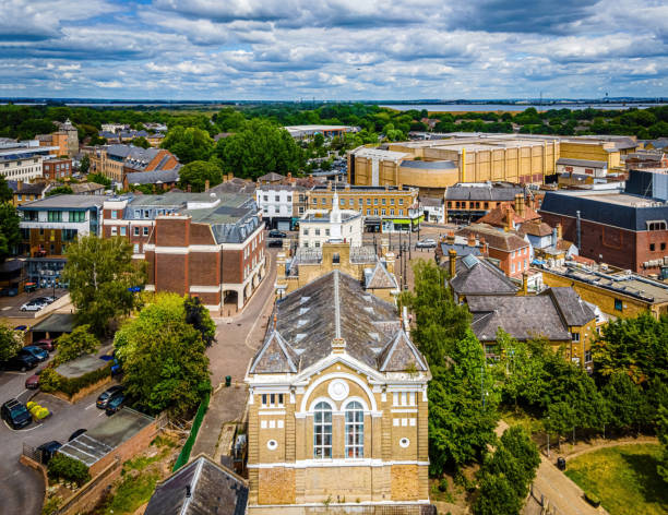 vue aérienne de staines-upon-thames, une ville sur la rive gauche de la tamise dans le surrey, en angleterre - thames river london england blue city photos et images de collection