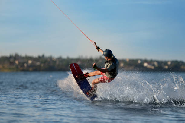 wakeboard adolescente sul fiume. sport acquatici estremi - wakeboarding foto e immagini stock