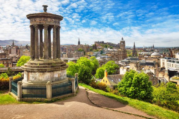 bella vista della città vecchia di edimburgo, scozia - carlton hill foto e immagini stock