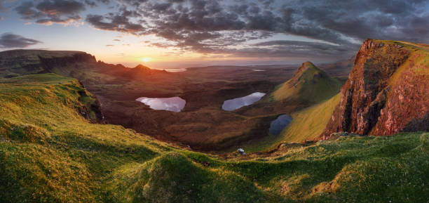 panoramablick auf the quiraing auf der isle of skye, schottland, großbritannien. dramatische schottische berglandschaften mit sonne - trotternish stock-fotos und bilder