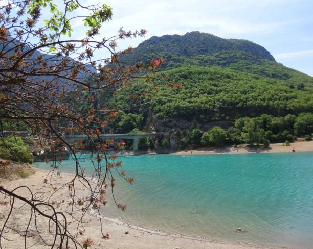 живописное окружение озера сент-круа, франция - france verdon river scenics bridge стоковые фото и изображения