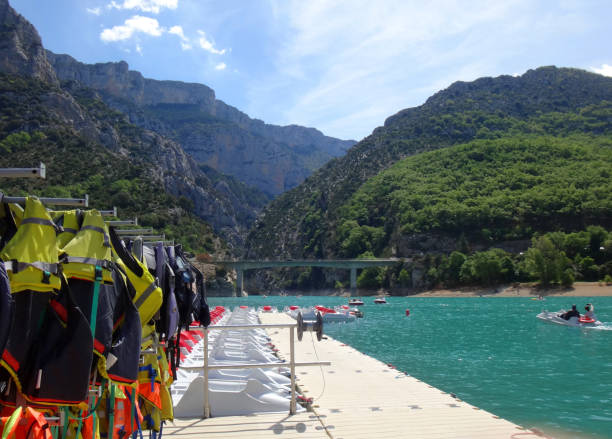 спасательные жилеты и аренда лодок - france verdon river scenics bridge стоковые фото и изображения