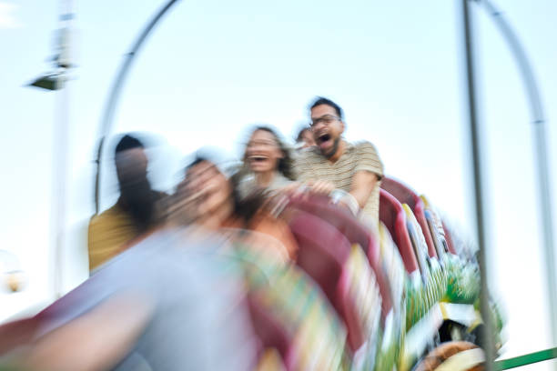 американские горки катаются в размытом движении! - rollercoaster carnival amusement park ride screaming стоковые фото и изображения