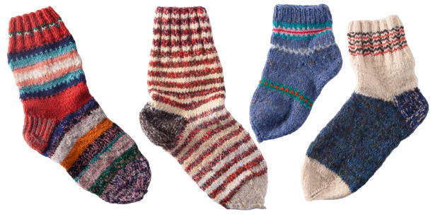 calcetines de punto a partir de hilos de lana. hecho a mano acogedores calcetines caseros de invierno coloridos a rayas - sock wool multi colored isolated fotografías e imágenes de stock