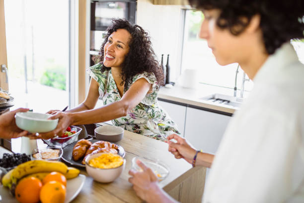 istock Mother and sons eating breakfast together 1400070324