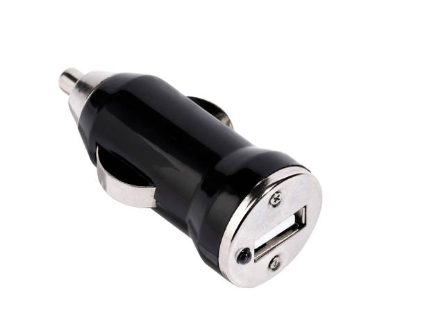 caricabatterie per auto, spina di conversione accendisigari multifunzione usb isolata su bianco - plug adapter charging mobile phone battery charger foto e immagini stock