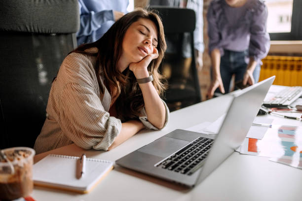 młoda zmęczona bizneswoman śpiąca przy biurku - lack of energy zdjęcia i obrazy z banku zdjęć