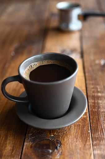 Taza de café en la mesa de madera photo