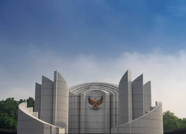 garuda pancasila simboli nazionali indonesiani o emblemi in monumento di lotta bandung. l'emblema mostra il motto nazionale indonesiano unità nella diversità, bhineka tunggal ika - garuda foto e immagini stock
