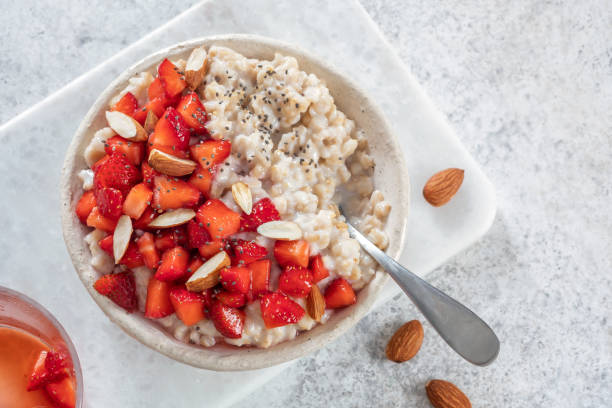 Oatmeal porridge with strawberries