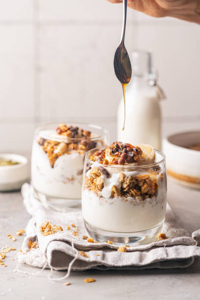 copo de parfait de granola - jar oatmeal granola glass - fotografias e filmes do acervo