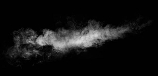 идеальный мистический кудрявый горизонтальный белый пар или дым, выделенный на черном фоне. абстрактный фоновый туман - toxic substance smoke abstract green стоковые фото и изображения