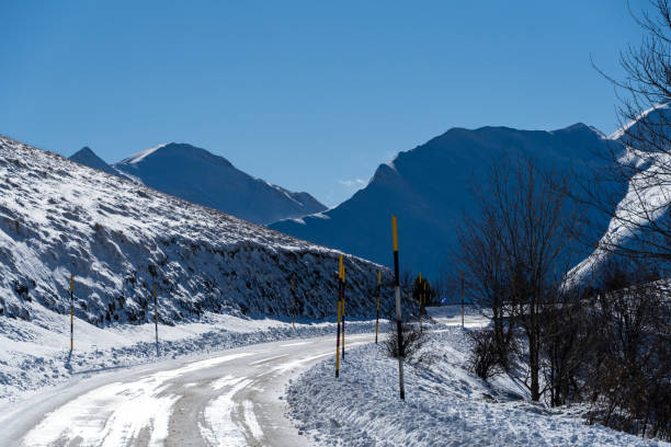 una strada solitaria tra i monti sibillini - i85 foto e immagini stock