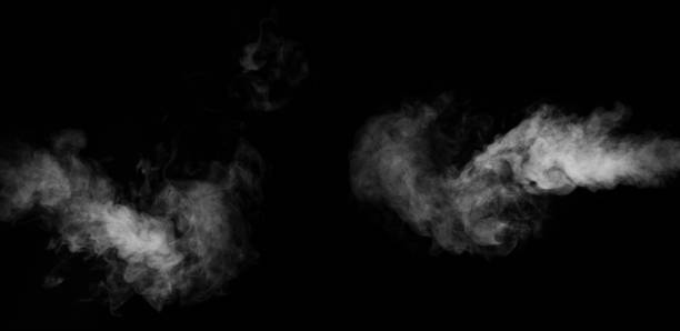 um conjunto de dois diferentes redemoinhos horizontais, fumaça contorcendo-se, vapor, isolado em um fundo preto para sobreposição - vapor da respiração - fotografias e filmes do acervo