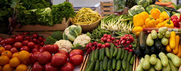 frutas e verdura em um mercado dos fazendeiros. - asparagus vegetable market basket - fotografias e filmes do acervo