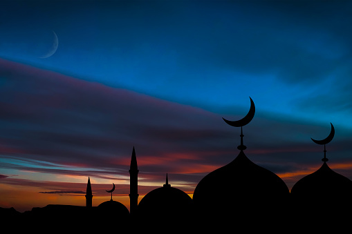Mezquitas Cúpula en azul oscuro cielo crepuscular y Luna creciente en el fondo, símbolo de la religión islámica Ramadán y espacio libre para texto árabe photo