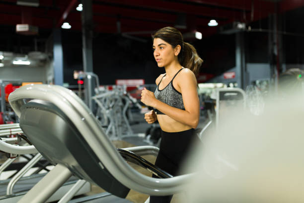 istock Determined young woman exercising 1400088571