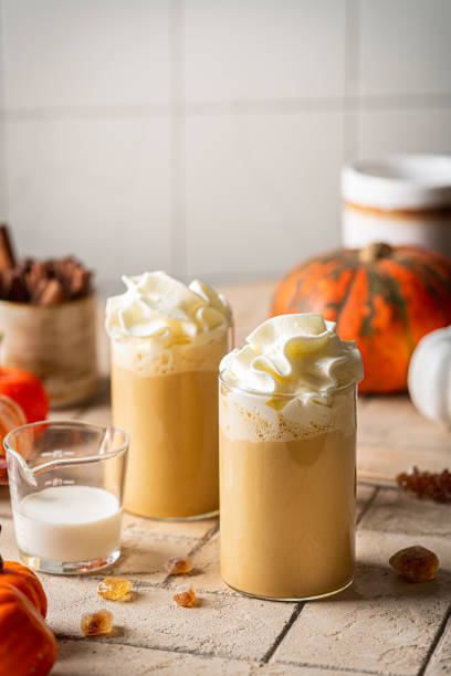 jesienna latte z przyprawą dyniową - pumpkin latté coffee spice zdjęcia i obrazy z banku zdjęć