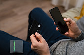 mann-nutzen-smartphone-und-kreditkarte.jpg?b=1&s=170x170&k=20&c=wn5_gkFCQdMOoOb2hfBt7LVvMrhYtFrIJsHqXeXDCyw=