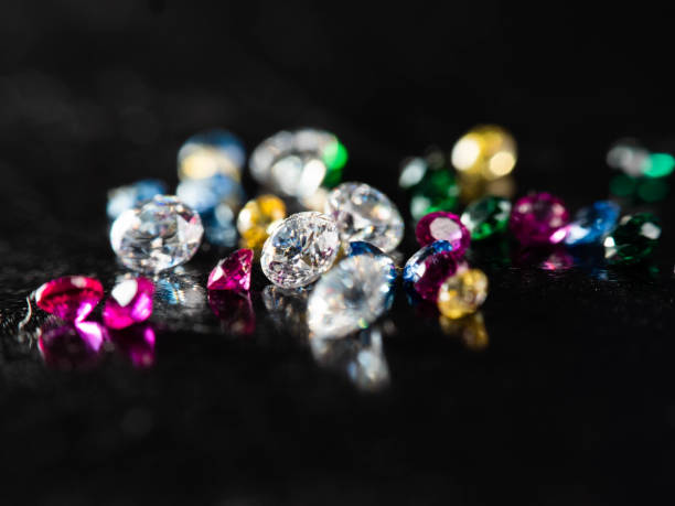 plan rapproché d’un groupe de diamants multicolores sur fond noir - pierre précieuse photos et images de collection