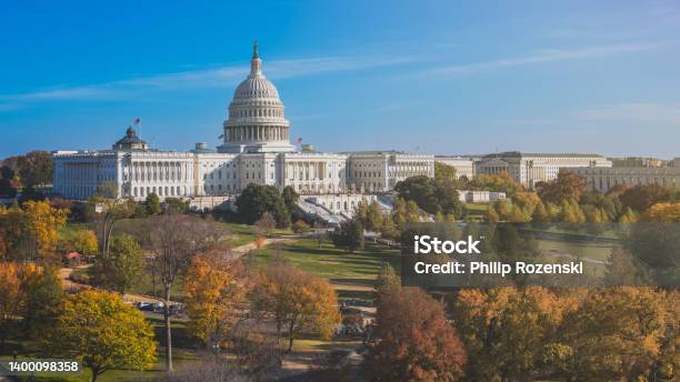 Front View Of United States Capitol Hill In Fall On Clear Sky Day - Fotografias de stock e mais imagens de Washington DC