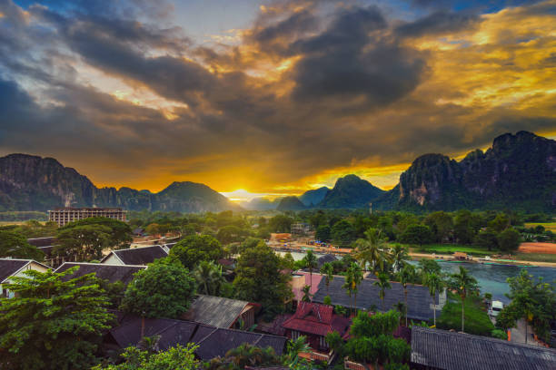 punto panoramico e bellissimo tramonto a vang vieng, laos. - vang vieng foto e immagini stock