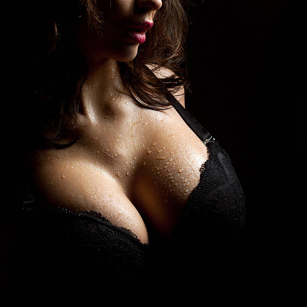 wet seins dans le soutien-gorge - bra lingerie women sensuality photos et images de collection