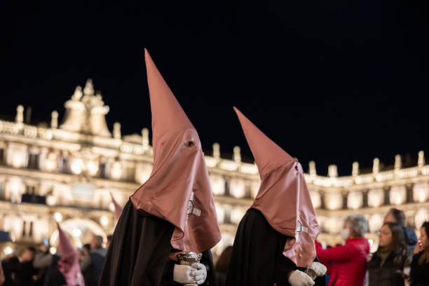 procesión de flagelantes de semana santa en salamanca, españa - flagellation fotografías e imágenes de stock