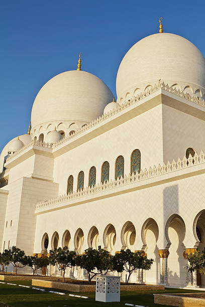 istock Angled view of Grand Mosque under clear blue sky. 140010356