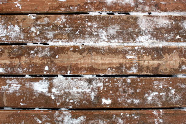 fundo abstrato. piso de madeira coberto de gelo e neve. - prancha de neve - fotografias e filmes do acervo