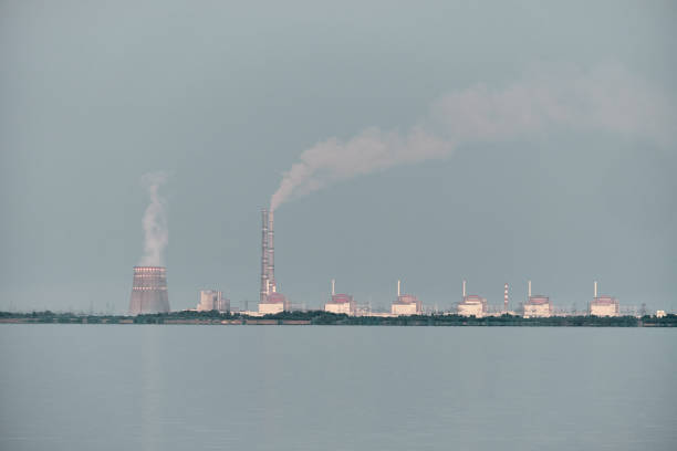 elektrownia jądrowa. ekologia. - fuel and power generation nuclear power station tower pollution zdjęcia i obrazy z banku zdjęć