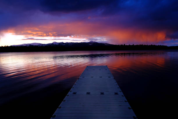 lago al tramonto o all'alba nuvole e cielo che riflettono il riflesso nell'acqua - city of sunrise reflection sunrise summer foto e immagini stock