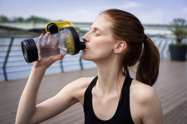 istock Sportswoman drinking water 1400110985