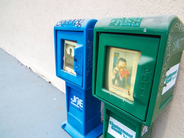 빈티지 신문 디스펜서 - newspaper dispenser 뉴스 사진 이미지
