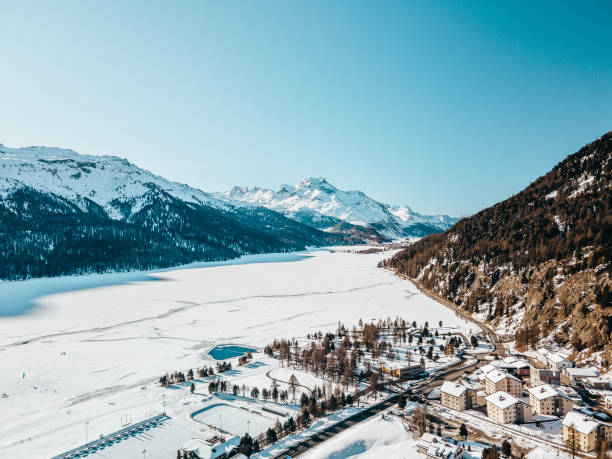 paisaje invernal de silvaplana desde arriba - silvaplanersee fotografías e imágenes de stock