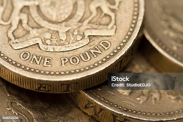 Moneta Da 1 Sterlina Britannica Su Una Pila - Fotografie stock e altre immagini di Regno Unito - Regno Unito, Sporco, Attività bancaria