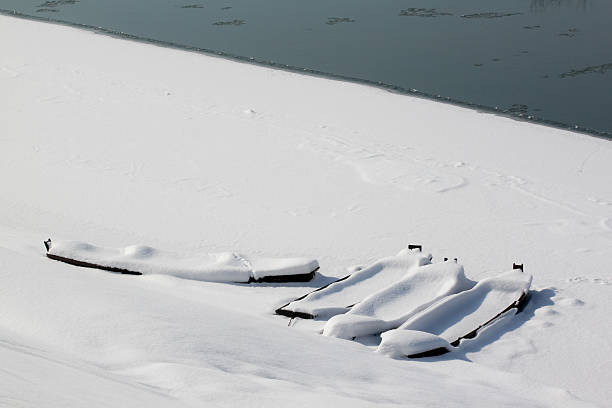 Quatro barco na neve - foto de acervo