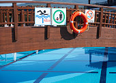 rettungsring-poolabteilung-und-keine-tauchschilder-nebeneinander.jpg?b=1&s=170x170&k=20&c=9_-ZFeLf-il10GR8jvKtlUQkY63M3nZs7UwA3HIC8WU=