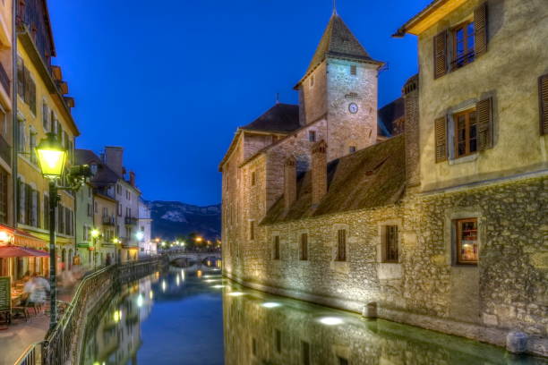 palace l ile en el canal thiou en old annecy, francia, hdr - lisle fotografías e imágenes de stock