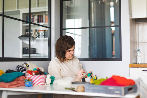 istock Young woman doing needle felting at home 1400138883