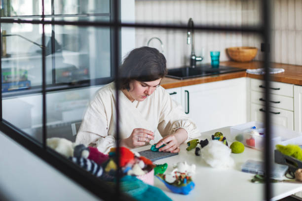 istock Young woman doing needle felting at home 1400139210