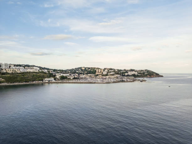 вид с воздуха на гавань и город торки - torquay стоковые фото и изображения